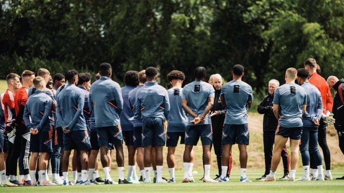 Ten Hag thường xuyên rao giảng các bài lý thuyết chiến thuật