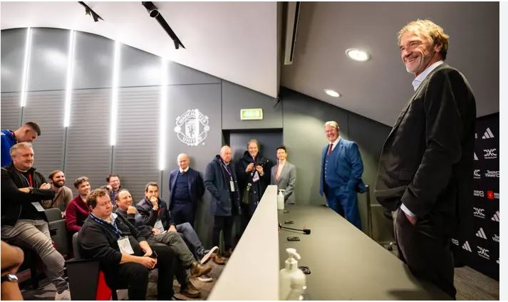 Sir Jim Ratcliffe trong buổi họp báo mới nhất tại đại bản doanh Man United